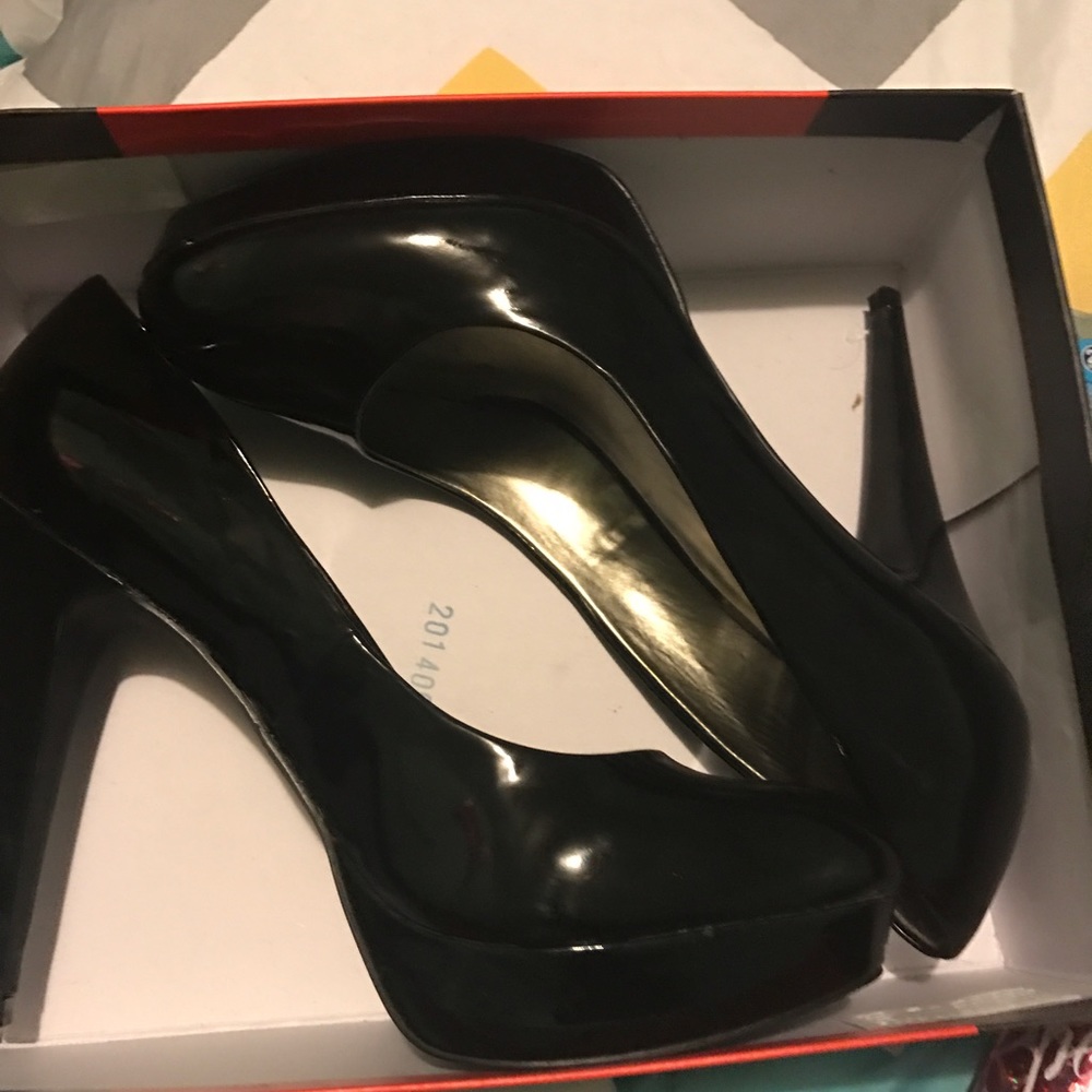 Guess Pumps