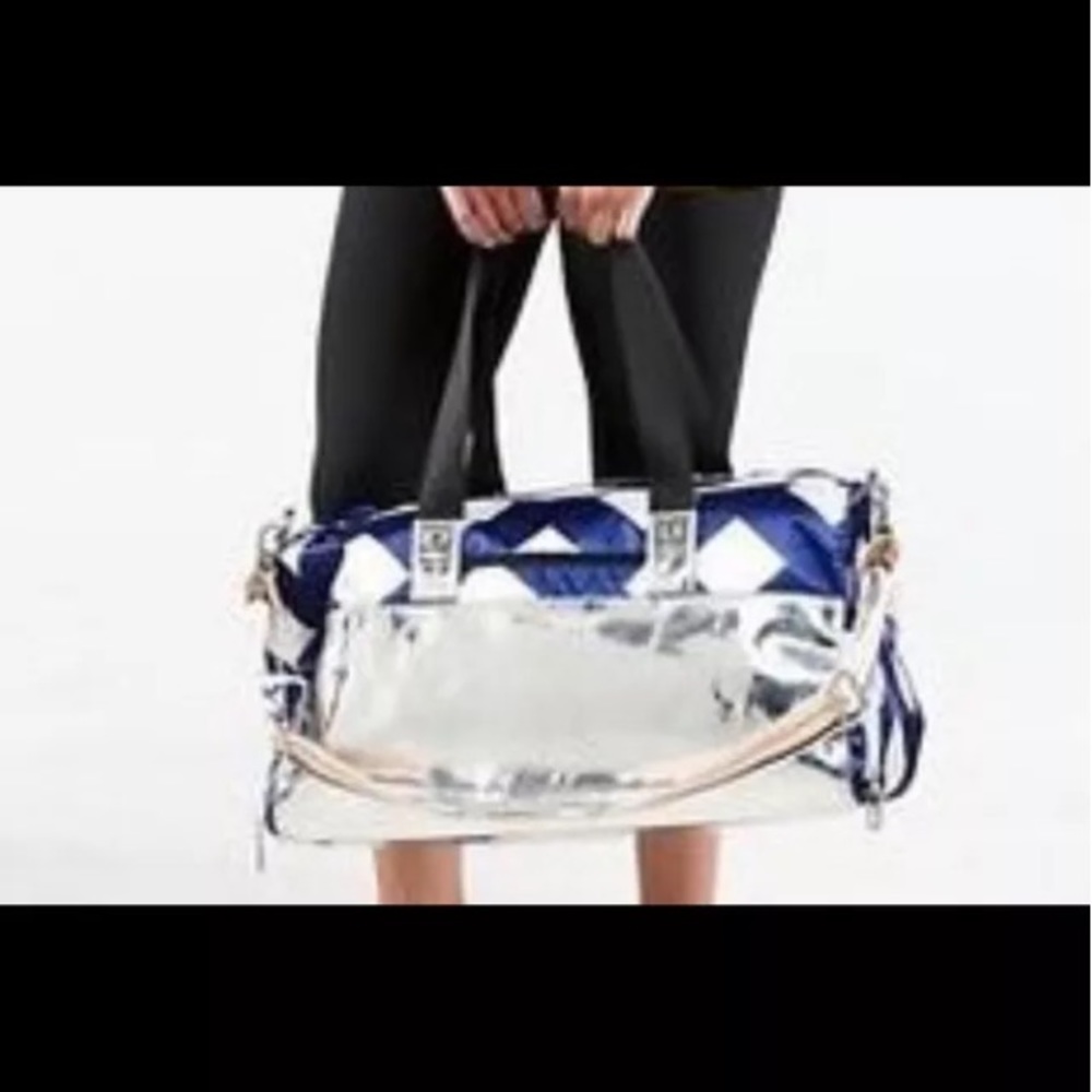 Lululemon Run with duffel bag