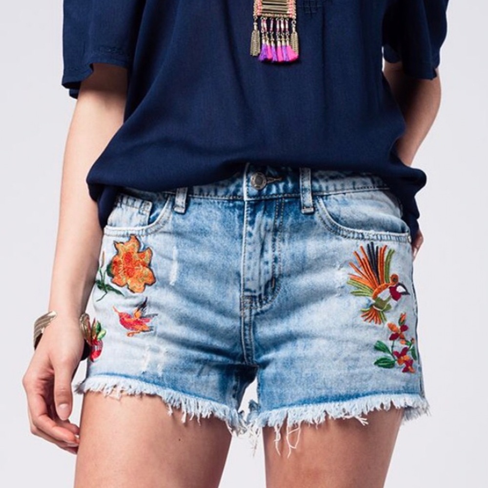🌸🆕Distressed Embroidered Shorts - Picture 3 of 8