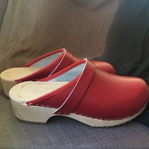 AM-Toffeln Red Leather Clogs