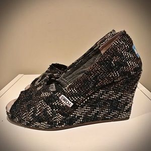⭐️SALE⭐️ TOMS Brown Tribal Peep Toe Wedge