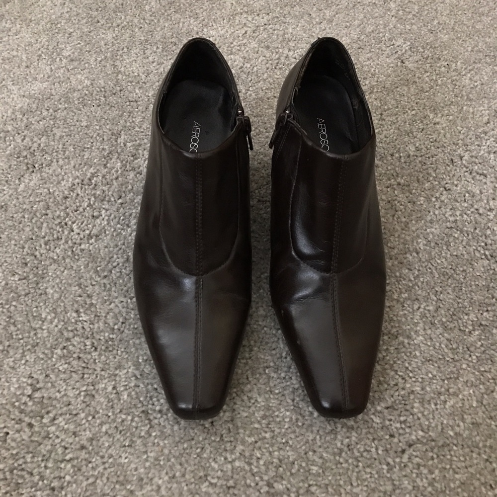 Size Women's 5 dress shoes.