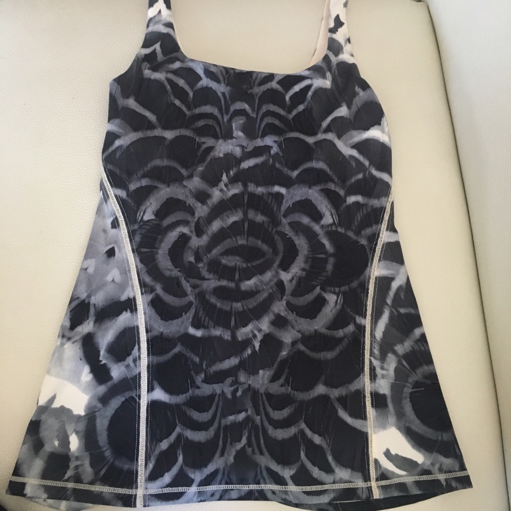 Lululemon tank with build in bra