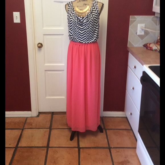 en focus studio Dresses & Skirts - NWOT chevron print maxi dress 👗