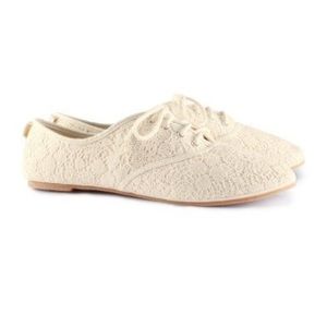 White lace shoes