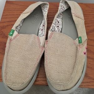Sanuk in great condition.