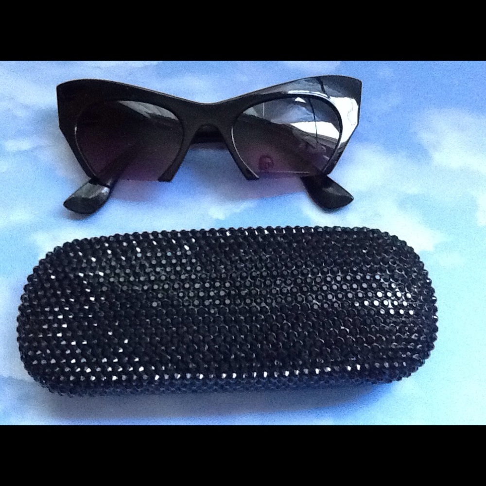 ❌SOLD❌NEW!❗️Unique Black Crystal Glass Case