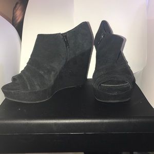 Carlos Santana Wedges Size 5