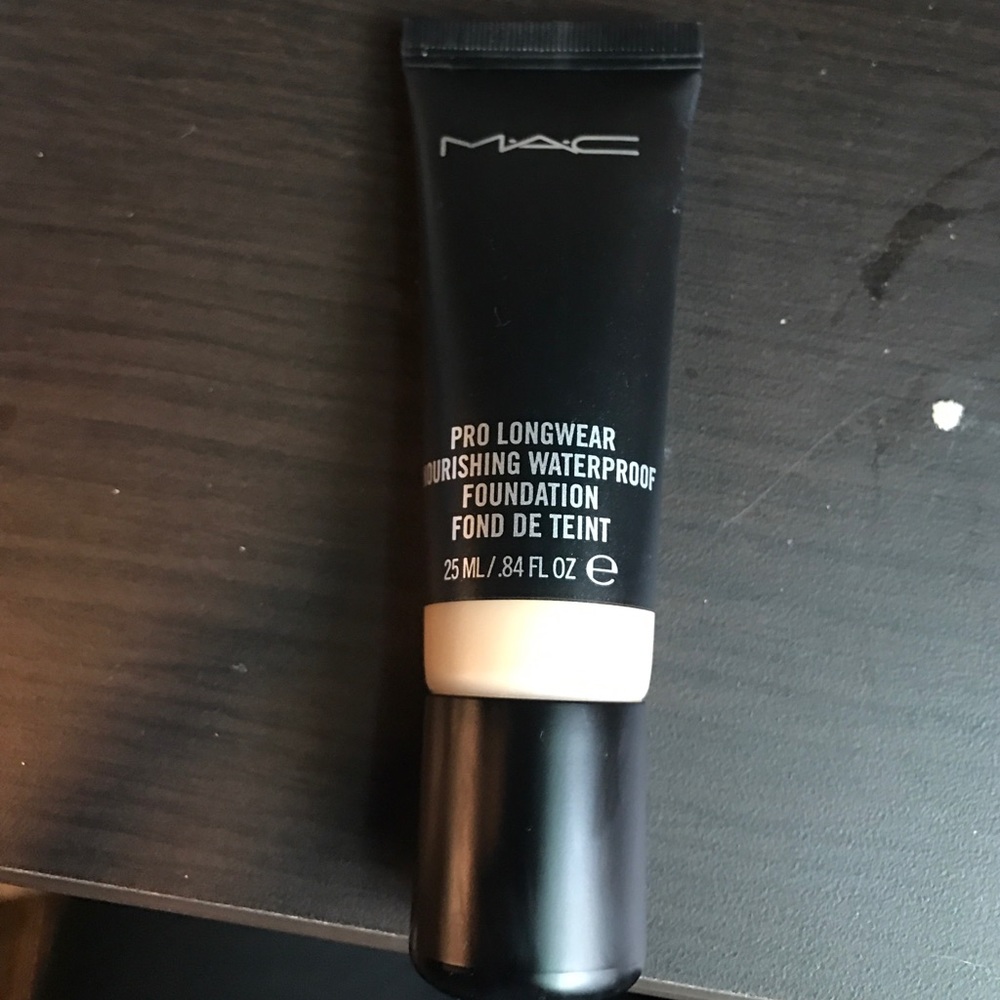 MAC pro longwear foundation NC30