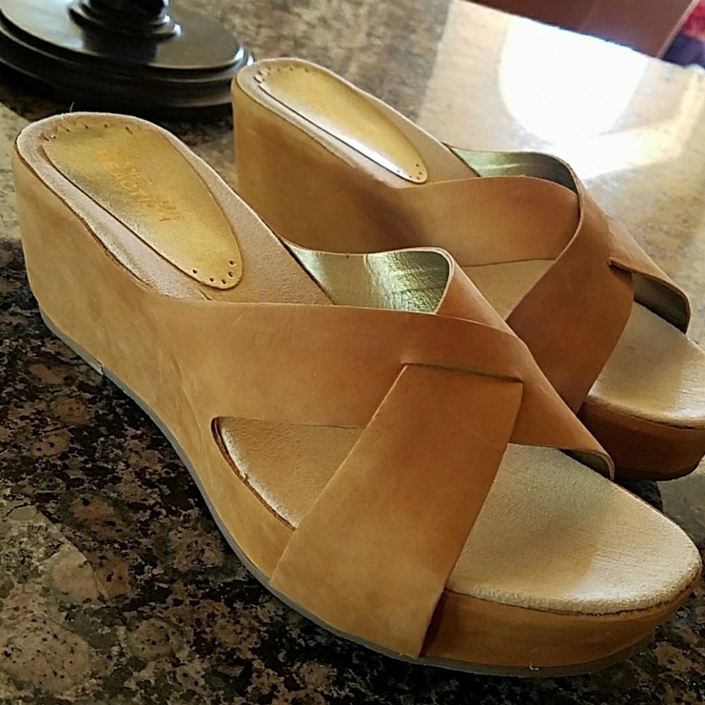 Kenneth Cole camel nubuck sandals