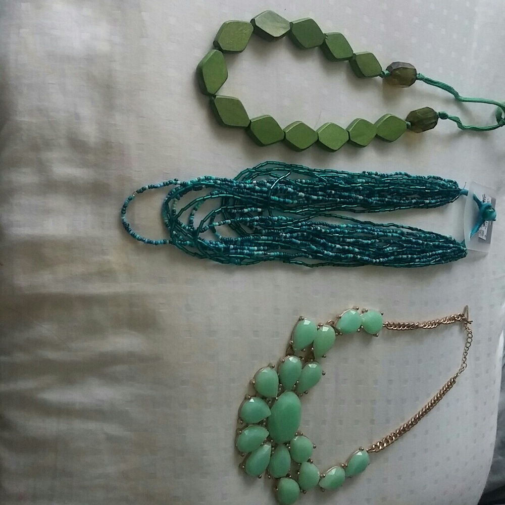 Lot of 3 green necklaces