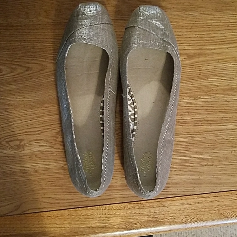 Shoes - Picture 2 of 3