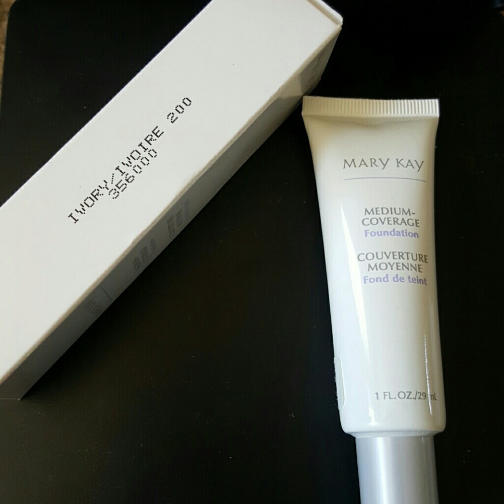1- Mary Kay Liquid Foundation Ivory 200