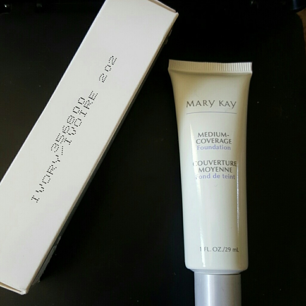 1 Mary Kay Liquid Foundation Ivory 202