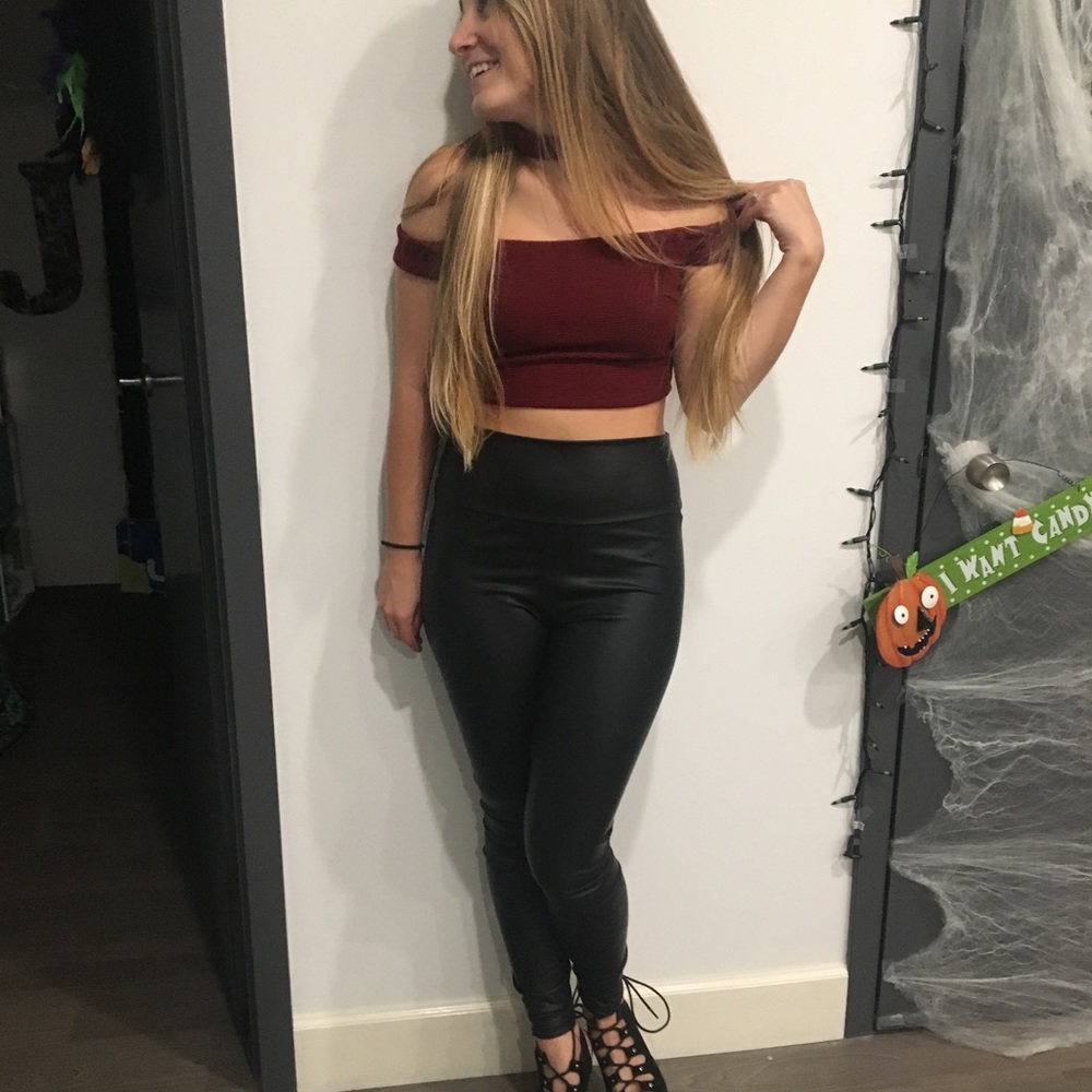 Crop top w/ choker maroon
