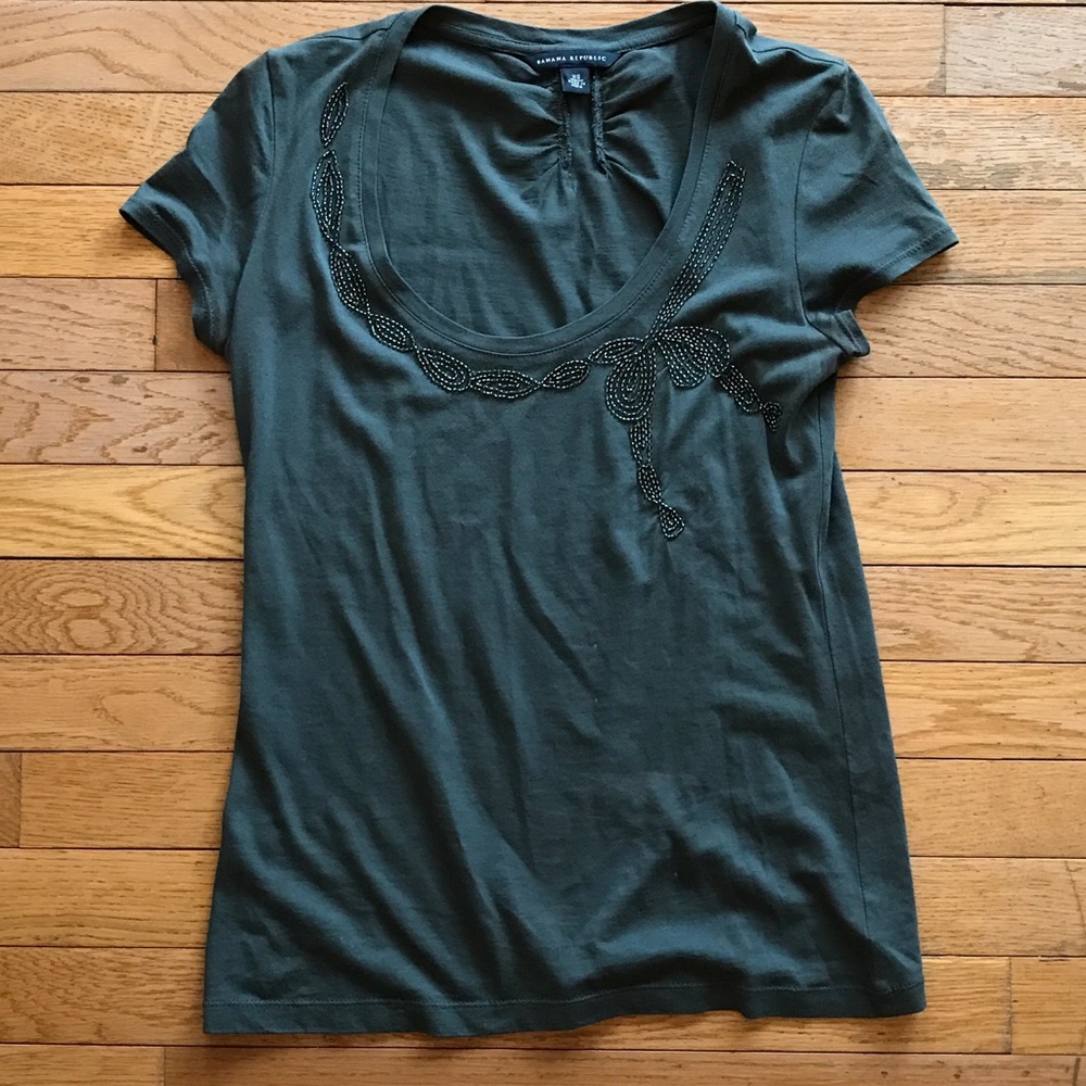 Banana republic small gray tee with beading