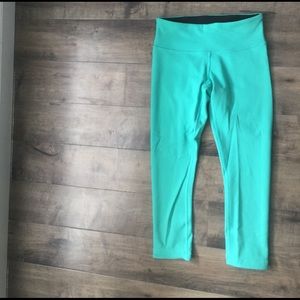 cropped teal lululemon wunder unders, worn once!