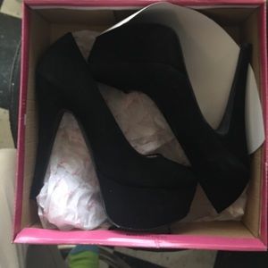 Brand new Black pumps