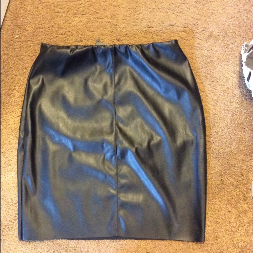 Faux leather mini body con skirt!!
