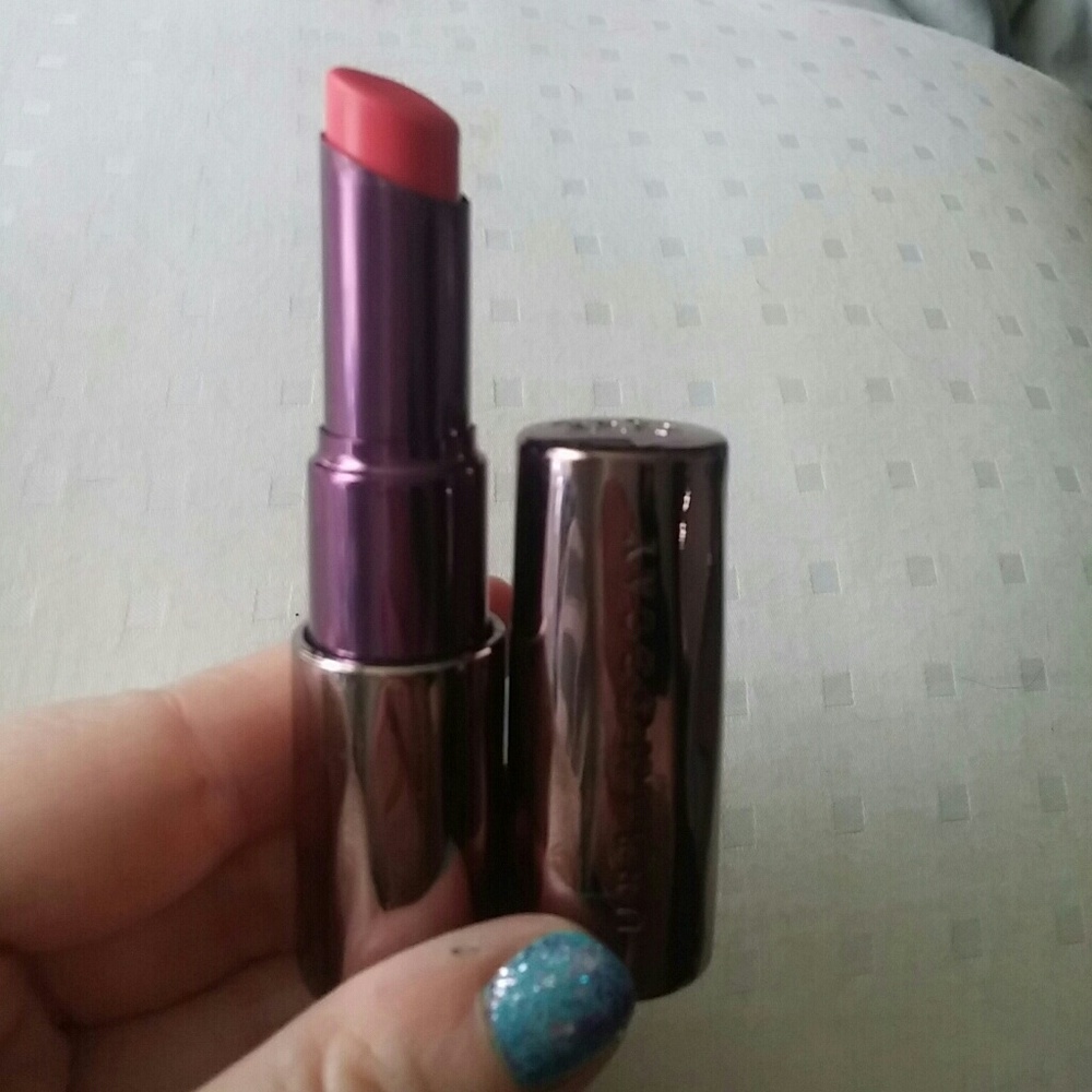 UD Revolution lipstick in Streak