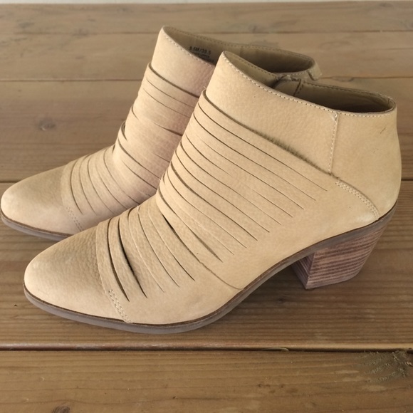 Lucky Brand Booties NWOT - Picture 2 of 4