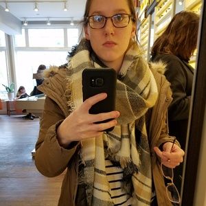 Meet your Posher, Caitlin