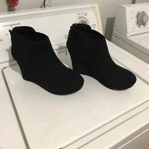 Black Wedges