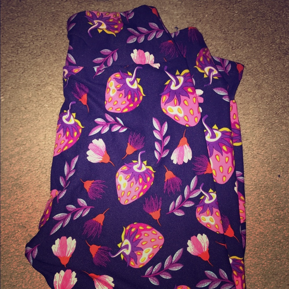 Brand new strawberry leggings, size OS