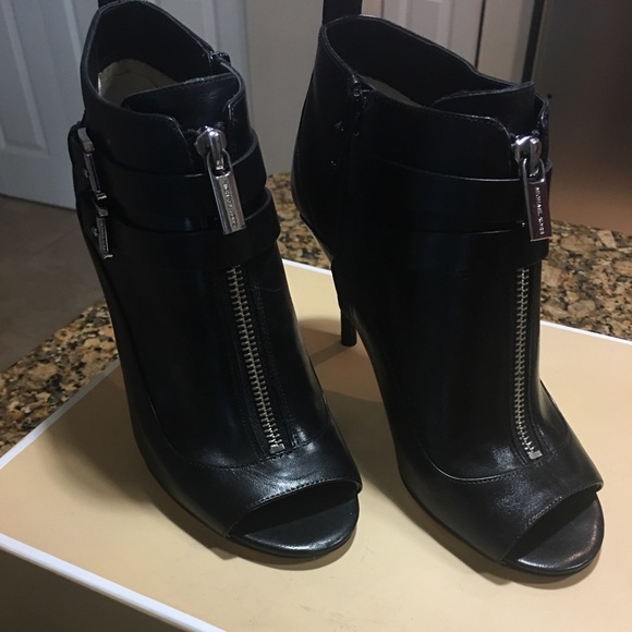 Micheal Kors booties - Picture 1 of 1