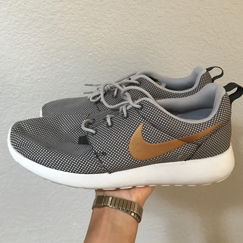 NWOT NIKE ROSHE w/ gold check