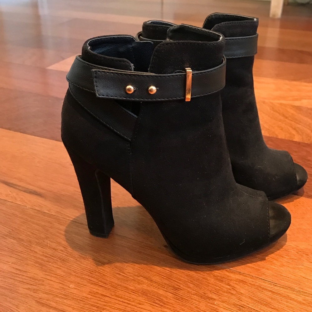 Peep toe pumps