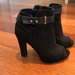 Peep toe pumps