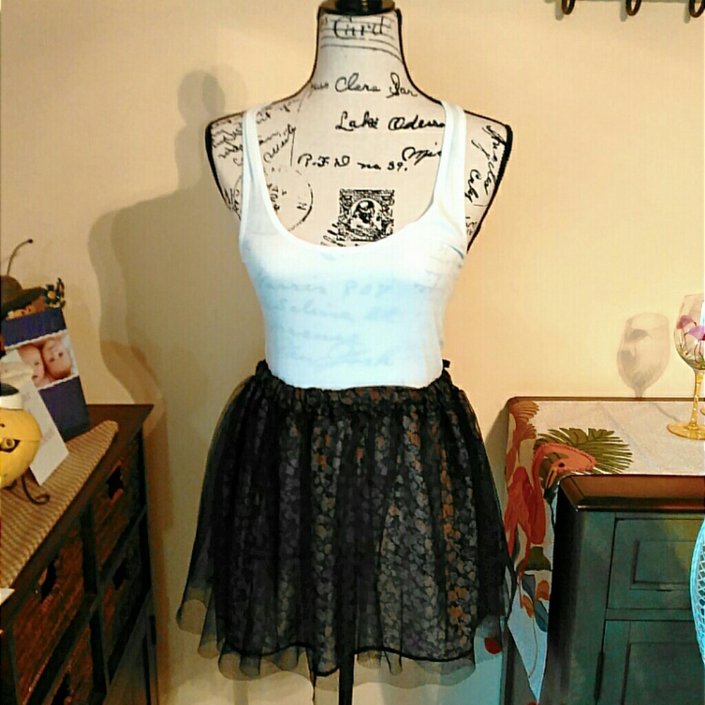 🎉HP🎉 Poofy Black Skirt w/ Flower Patterns