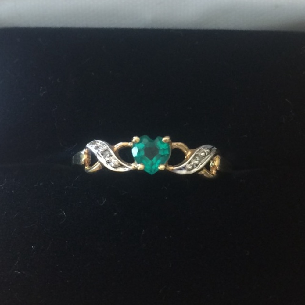 10k 10 k Petite 💚 Emerald and Diamond 💎 Ring