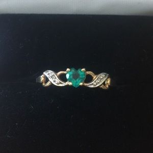 10k 10 k Petite 💚 Emerald and Diamond 💎 Ring