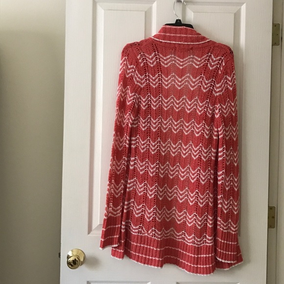 BCBGMAXAZRIA Pink & White Chevron Cardigan Size M - Picture 2 of 3