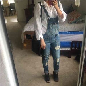 Ripped overalls size 5/7