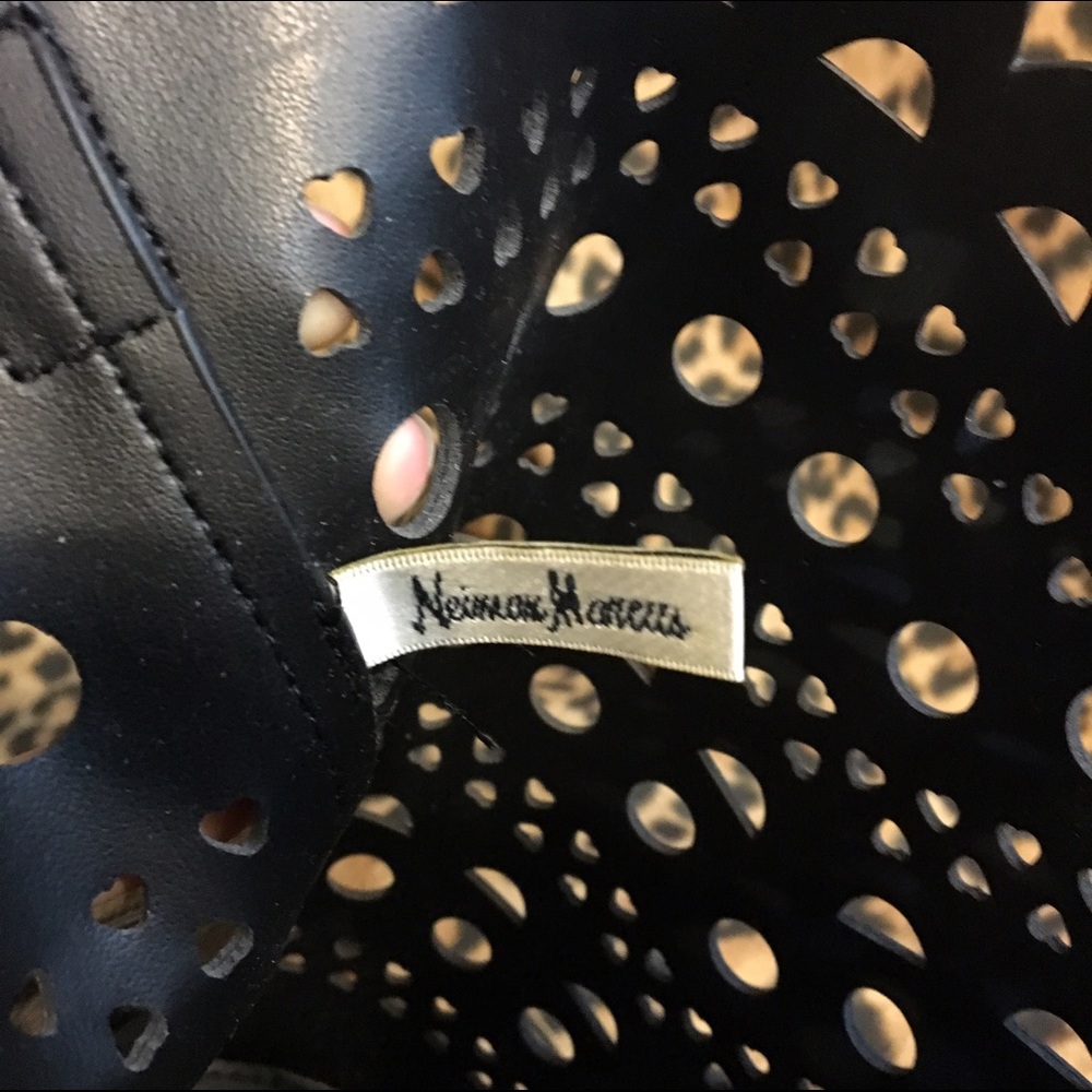 🎀DONATED🎀 Leather cut out bucket bag - Picture 4 of 4