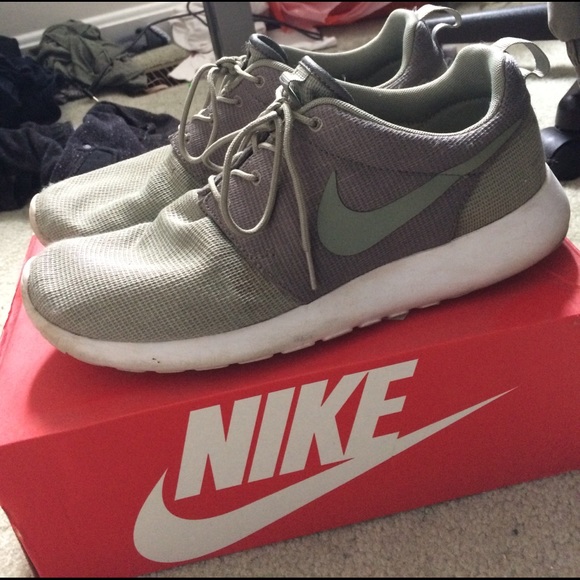 Nike Roshe - Picture 1 of 4