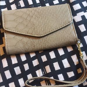 2️⃣ for $15 ⚡️Faux snakeskin Wristlet
