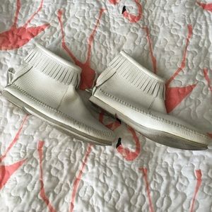 White leather Minnetonka fringe booties