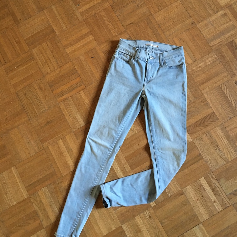 Light washed, mid waist Levi's