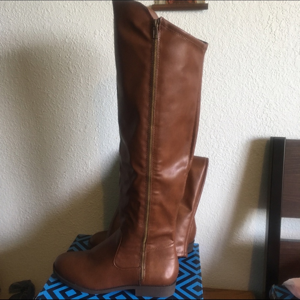Up to the knee new with box size 11 boots