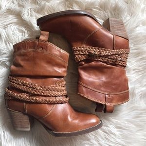 LIKE NEW dingo ankle boots!