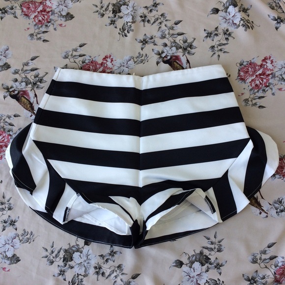 NWT Super Cute Shorts (SMALL) - Picture 2 of 4
