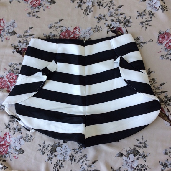 NWT Super Cute Shorts (SMALL) - Picture 3 of 4