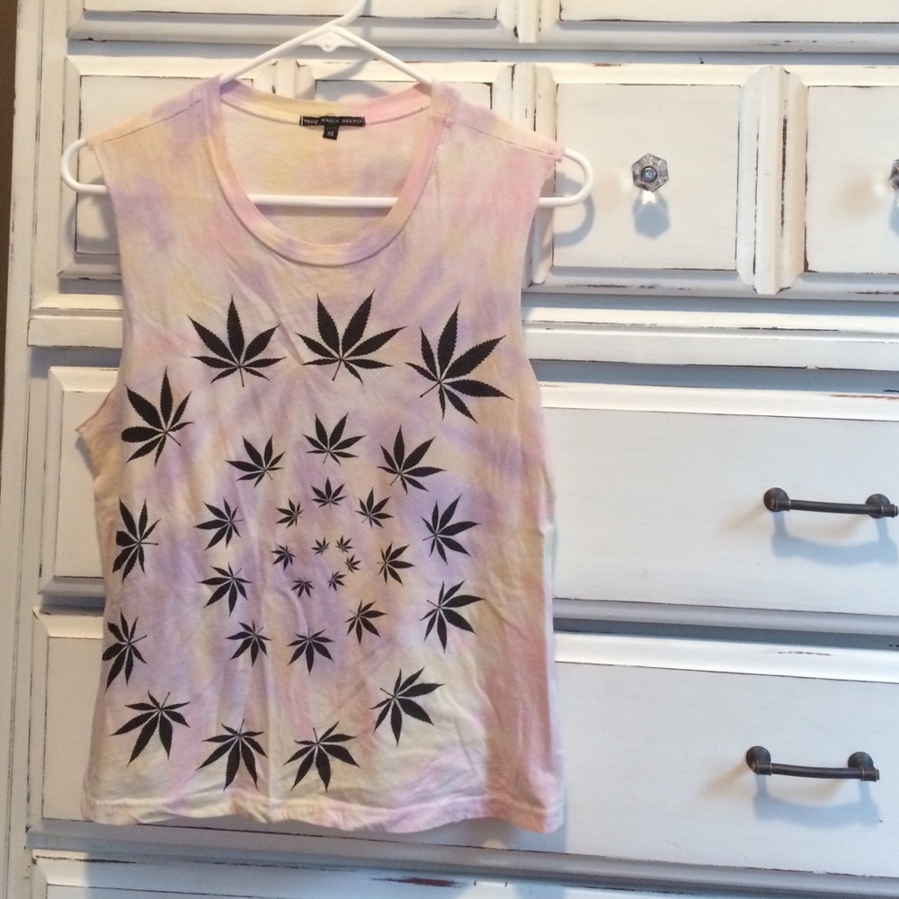 Pot leaf tank