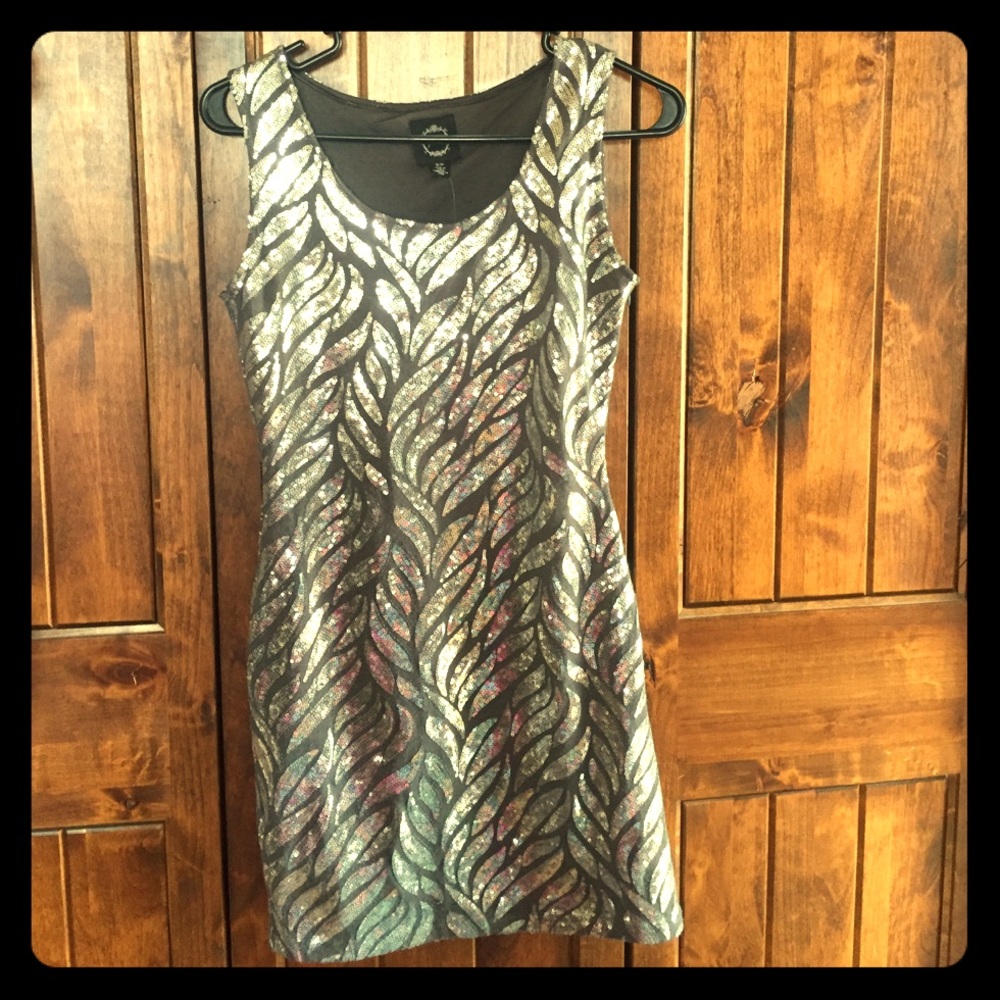 Filtre sequin silver leaves on gray dress