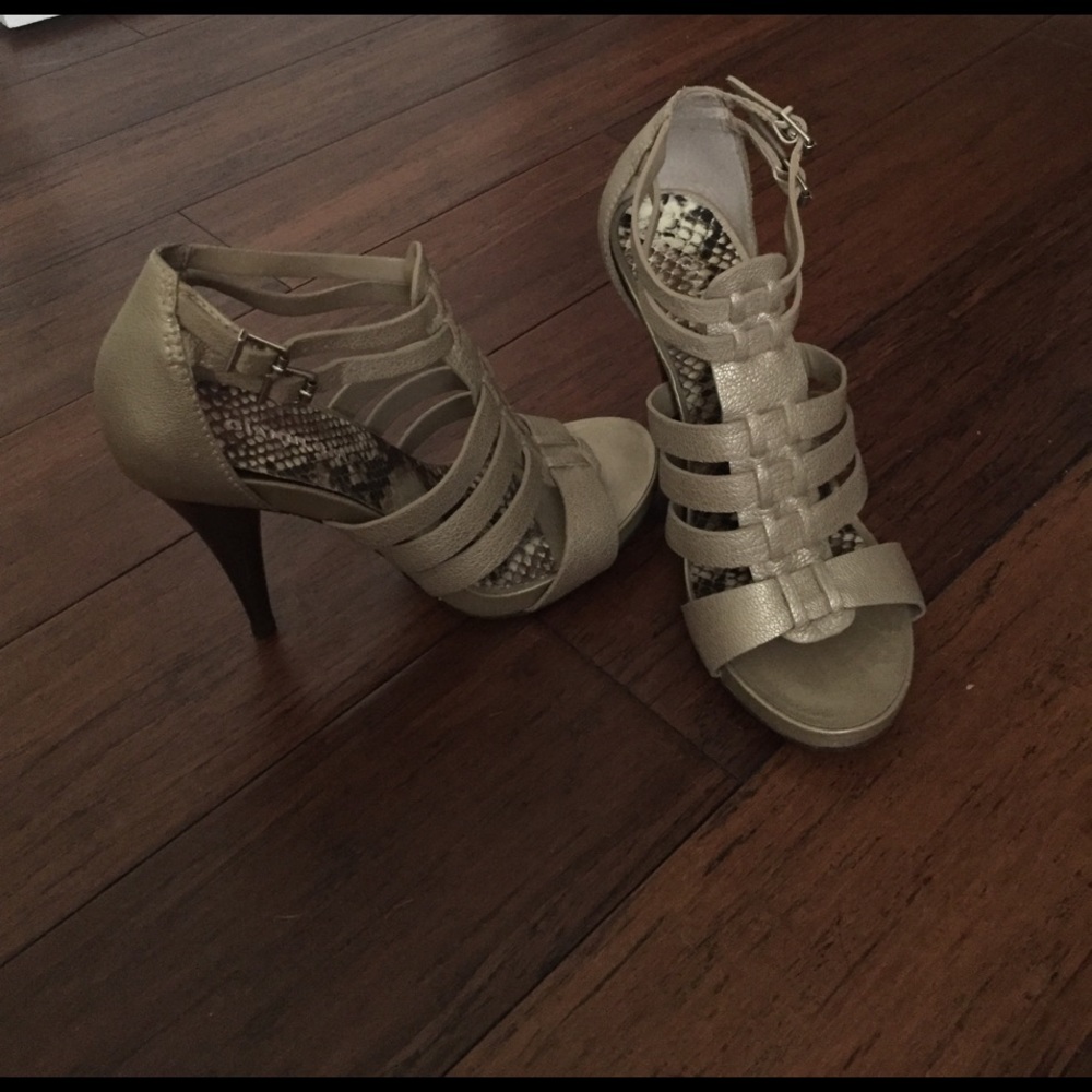 Gianni Bini size 7.5 champagne metallic heels