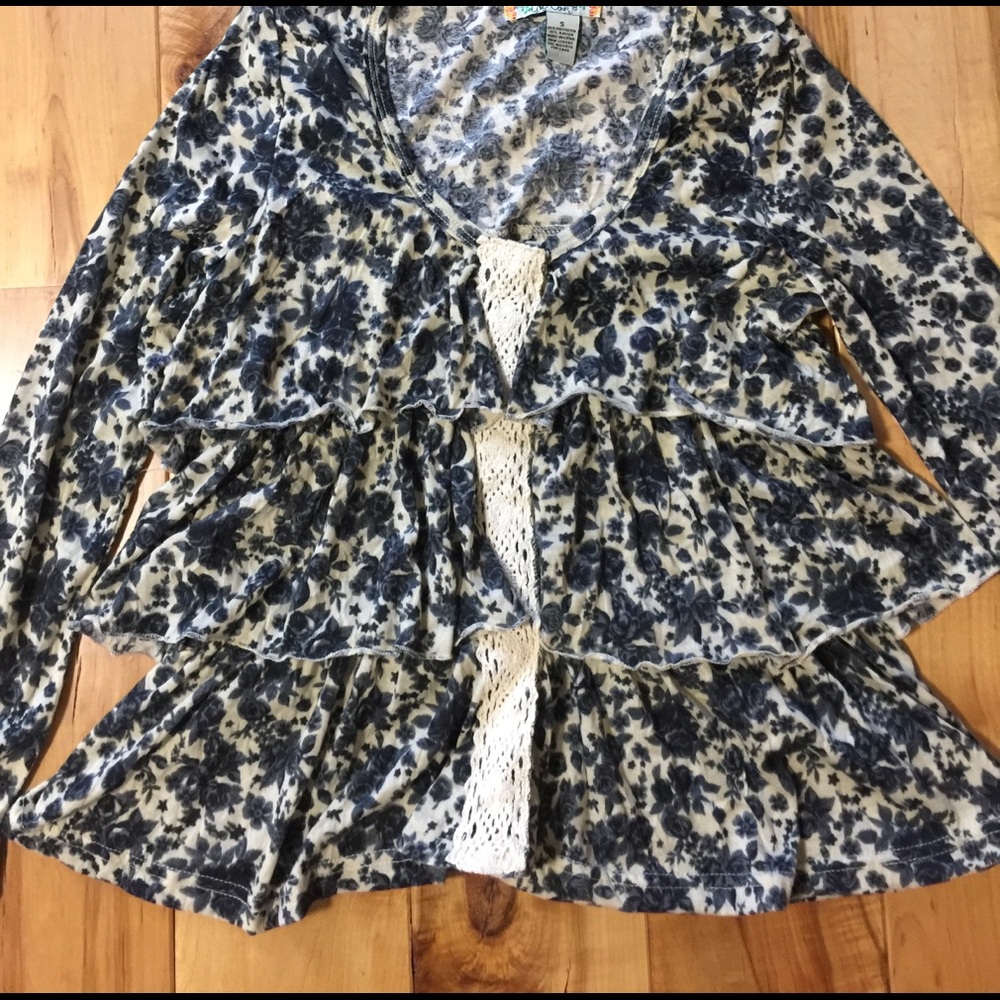 Ruffled top size small